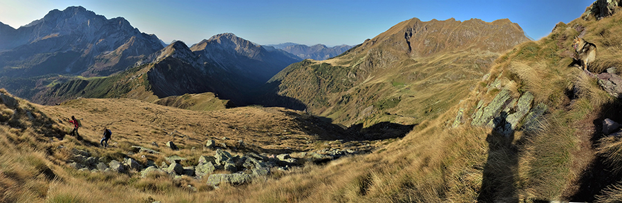 Vista panoramica dall'alto sulla salita dal Passo della Marogella 